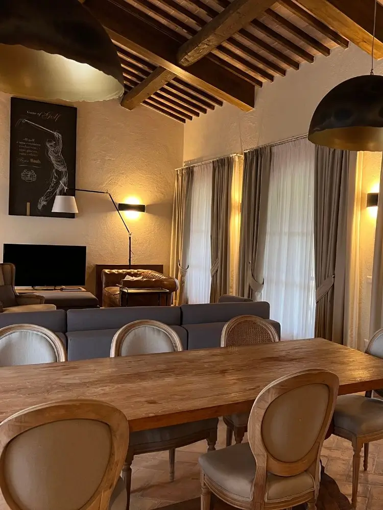 Harmony and balance in the use of textiles associated with iron, wood and terracotta floors