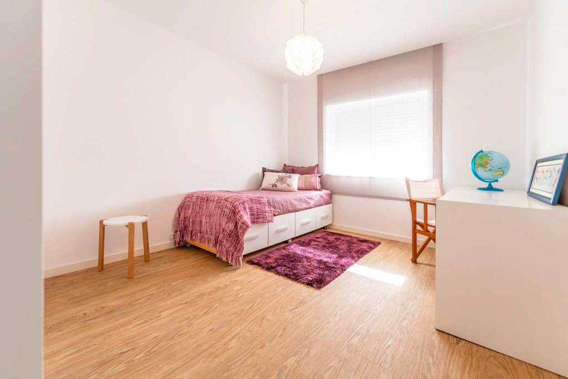 girl's room in rock tones