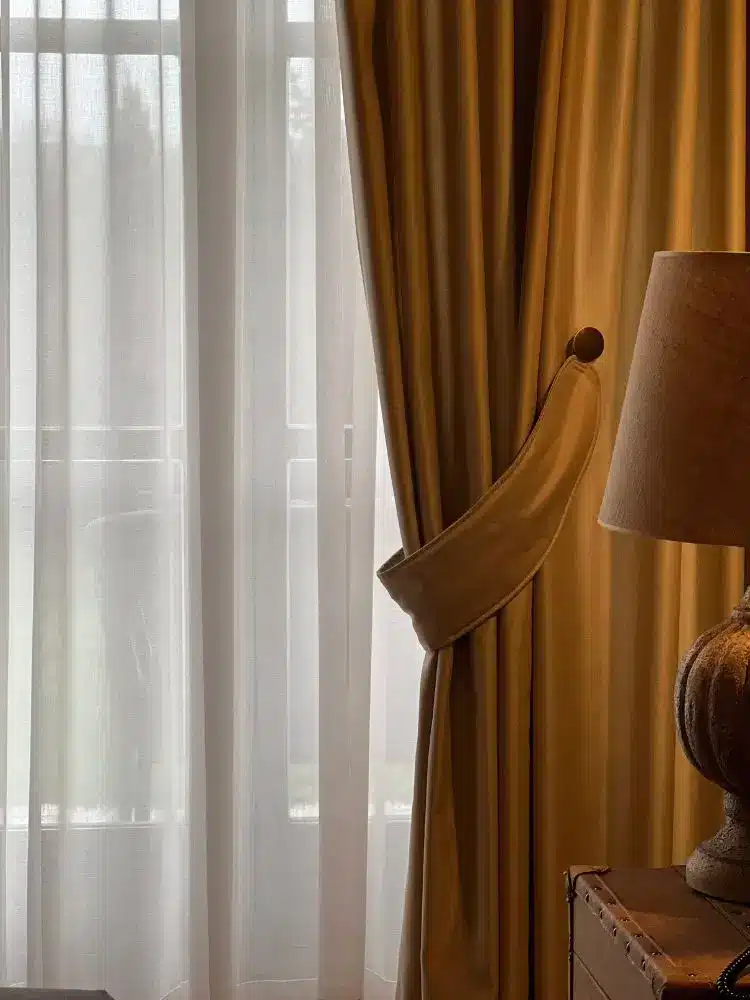 Details of the use of synthetic fabric curtains for hotels, residences, accommodation